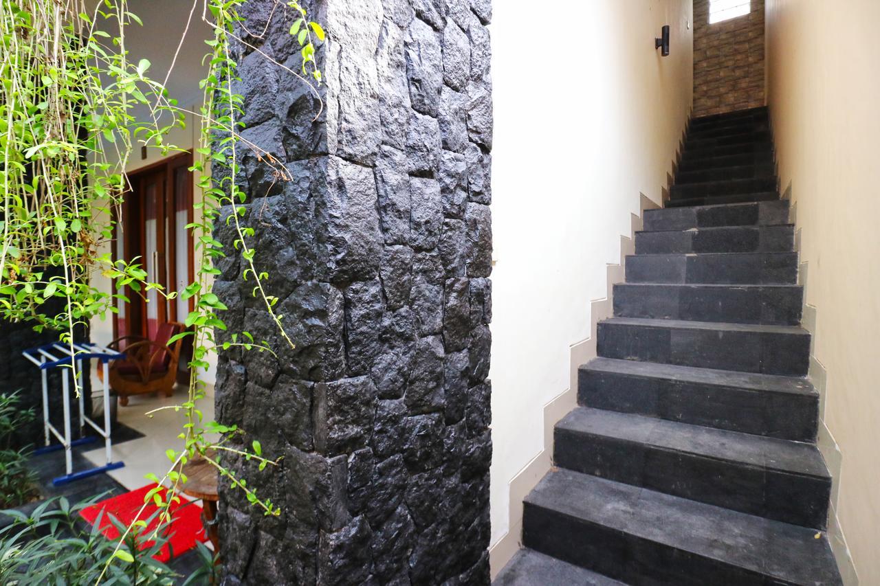 D'Astri Guesthouse Sanur Redpartner دنباسار المظهر الخارجي الصورة